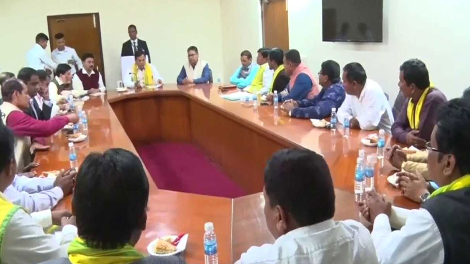 सीएम ने दिसपुर विधान सभा के सभाकक्ष में प्रतिनिधिमंडल से मुलाकात की. सीएम ने दिसपुर विधान सभा के सभाकक्ष में प्रतिनिधिमंडल से मुलाकात की.