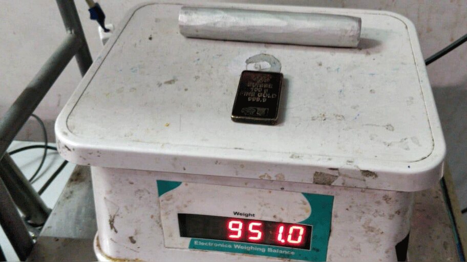 IGIA: सोना तस्‍करी की कोशिश को कस्‍टम ने किया नाकाम, चांदी का पानी चढ़ा टॉर्च में छिपाई थी सोने की रॉड