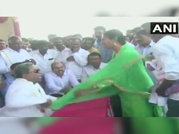 VIDEO: कर्नाटक के पूर्व सीएम सिद्धारमैया ने महिला से की 'अभद्रता', माइक के चक्‍कर में खि‍ंच गई चुन्‍नी