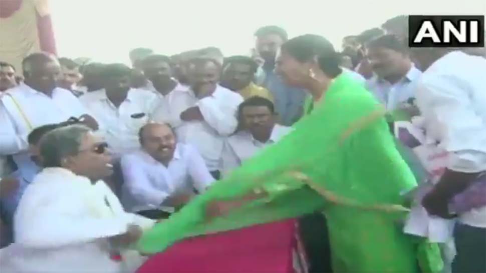 VIDEO: कर्नाटक के पूर्व सीएम सिद्धारमैया ने महिला से की 'अभद्रता', माइक के चक्कर में खिंच गई चुन्नी VIDEO: कर्नाटक के पूर्व सीएम सिद्धारमैया ने महिला से की 'अभद्रता', माइक के चक्कर में खिंच गई चुन्नी