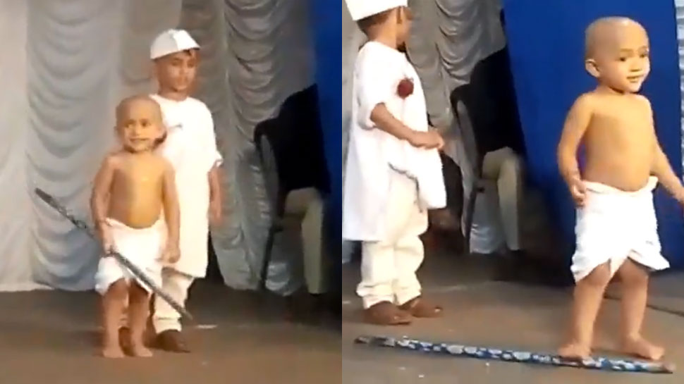 नन्हे 'गांधीजी' ने मां को देख 'नेहरू' को छोड़ा पीछे, VIDEO देख पिघल जाएगा आपका दिल नन्हे 'गांधीजी' ने मां को देख 'नेहरू' को छोड़ा पीछे, VIDEO देख पिघल जाएगा आपका दिल
