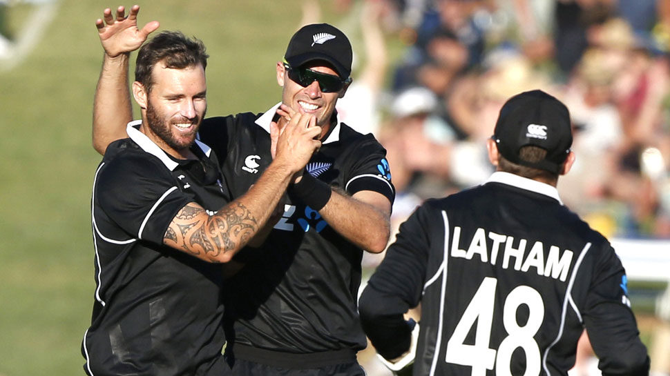 डग ब्रैसवेल (बाएं) ने 23 जनवरी को खेले गए पहले वनडे मैच में रोहित शर्मा को आउट किया था. (फोटो: PTI) डग ब्रैसवेल (बाएं) ने 23 जनवरी को खेले गए पहले वनडे मैच में रोहित शर्मा को आउट किया था. (फोटो: PTI)