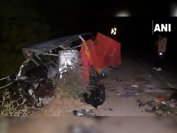 हादसे में 50 फीट जा गिरी कार (फोटो साभारः ani)