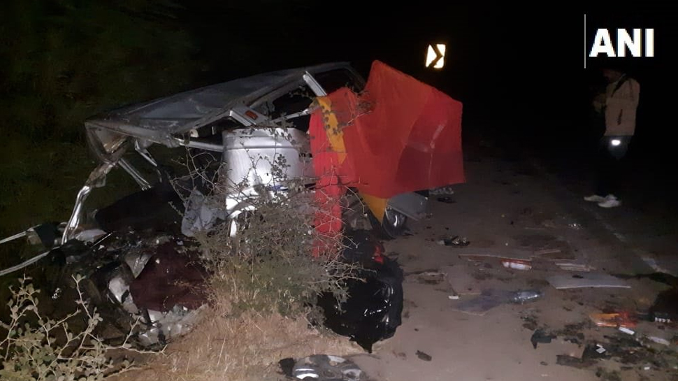 हादसे में 50 फीट जा गिरी कार (फोटो साभारः ani) हादसे में 50 फीट जा गिरी कार (फोटो साभारः ani)