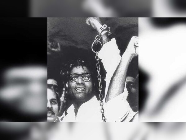 जॉर्ज फर्नांडिस को ‘अनथक विद्रोही’ (रिबेल विद्आउट ए पॉज़) कहा जाता है. जंजीरों में जकड़ी उनकी तस्वीर इमरजेंसी की पूरी कहानी बयां करती है. (फाइल फोटो)