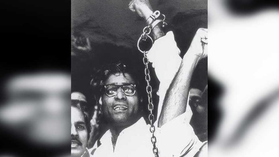 जॉर्ज फर्नांडिस को ‘अनथक विद्रोही’ (रिबेल विद्आउट ए पॉज़) कहा जाता है. जंजीरों में जकड़ी उनकी तस्वीर इमरजेंसी की पूरी कहानी बयां करती है. (फाइल फोटो) जॉर्ज फर्नांडिस को ‘अनथक विद्रोही’ (रिबेल विद्आउट ए पॉज़) कहा जाता है. जंजीरों में जकड़ी उनकी तस्वीर इमरजेंसी की पूरी कहानी बयां करती है. (फाइल फोटो)