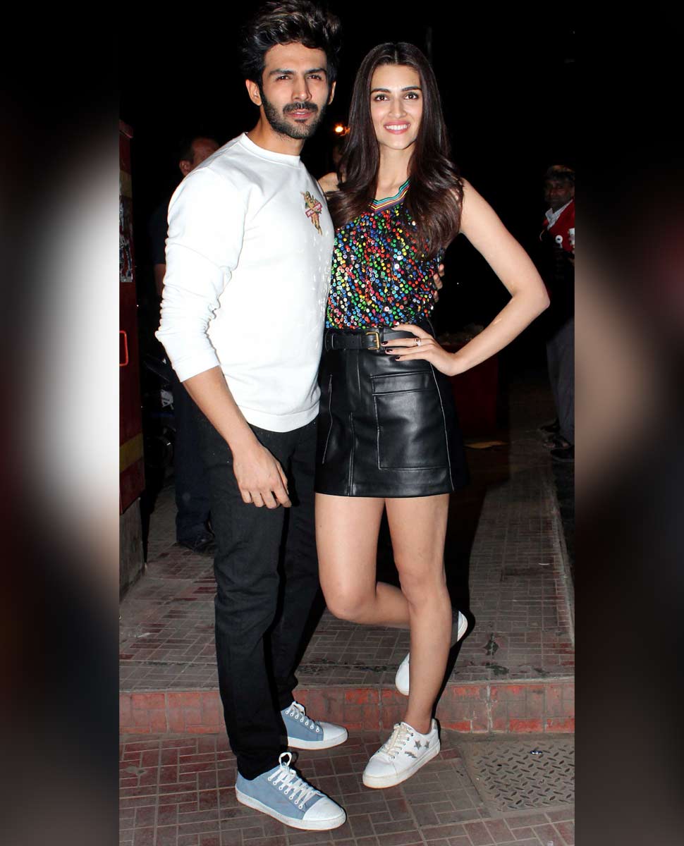 यहां भी लुकाछिपी Kartik with kriti