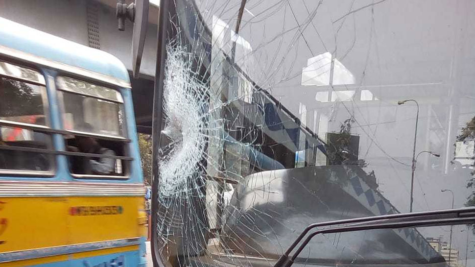 कोलकाता: ममता बनर्जी के होर्डिंग से हुआ हादसा, ड्राइवर घायल