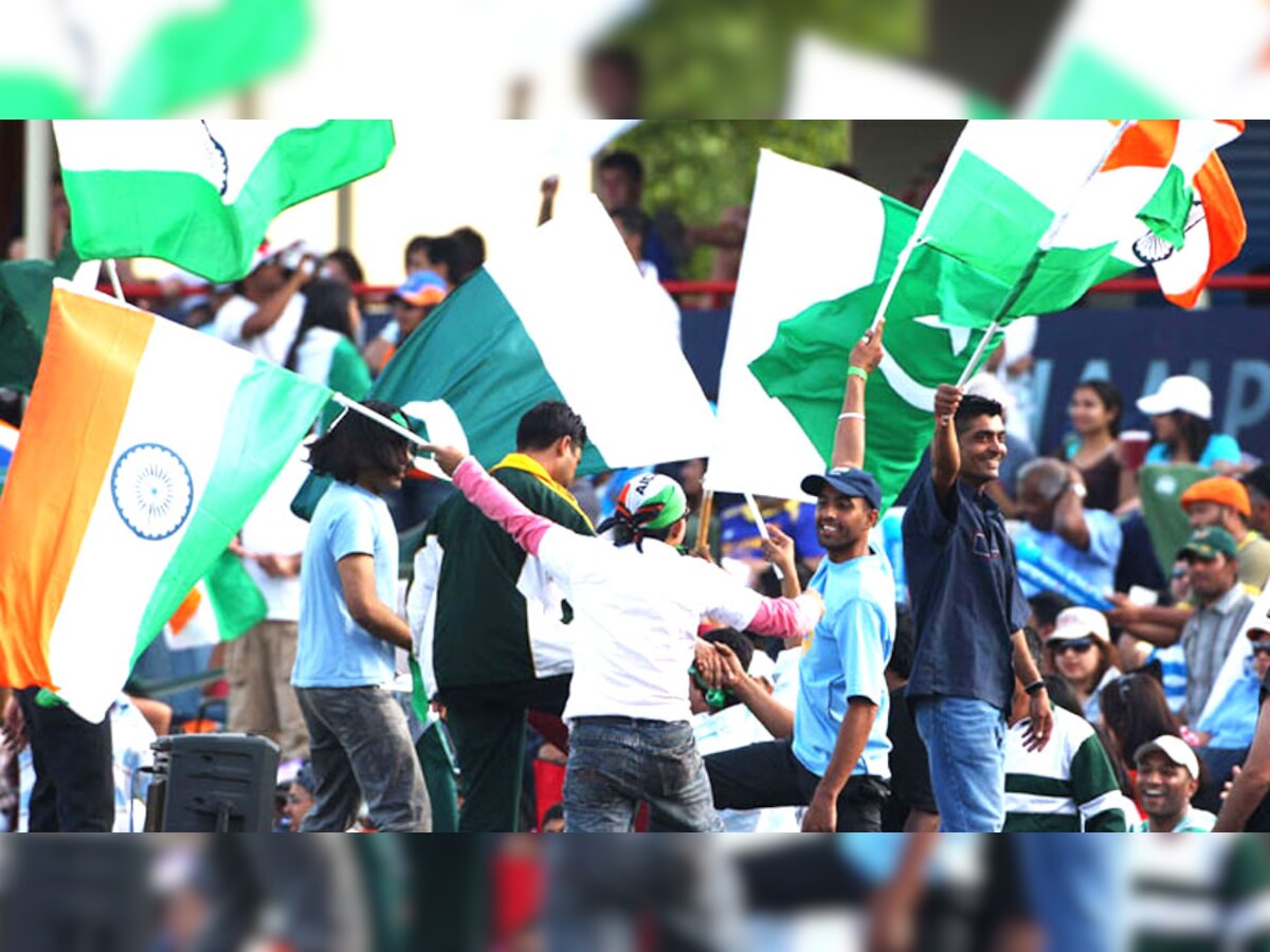 भारतीय और पाकिस्तानी क्रिकेट प्रशंसक एक मैच के दौरान. (फाइल फोटो)