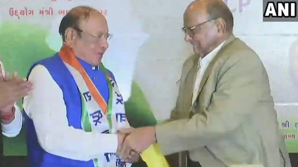 एनसीपी में शामिल हुए शंकर सिंह वाघेला, शरद पवार ने किया स्वागत एनसीपी में शामिल हुए शंकर सिंह वाघेला, शरद पवार ने किया स्वागत