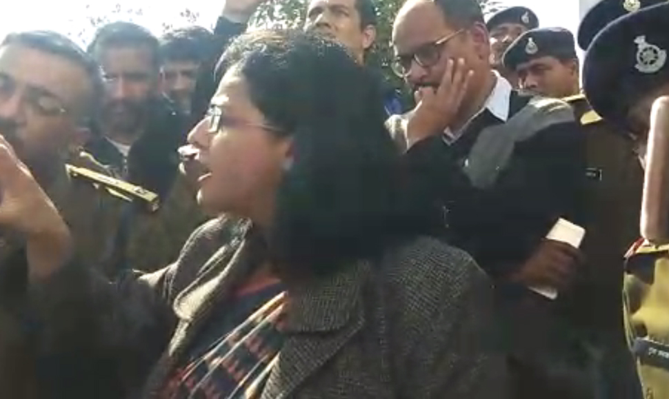 पूर्व राज्यमंत्री बोले, '90 दिनों में बदल जाएगी सरकार' तो कलेक्टर ने बीच सड़क लगा दी फटकार