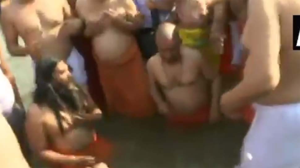 VIDEO: योगी कैबिनेट ने घुटने भर पानी में लगाई डुबकी