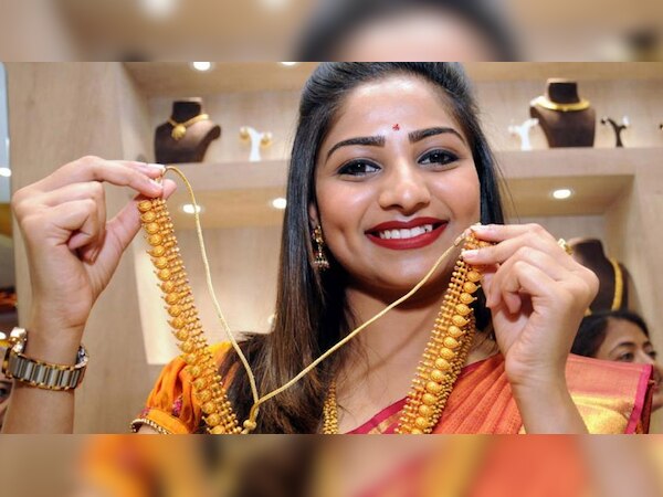 सोने और चांदी में तेजी बरकरार, रिकॉर्ड लेवल पर पहुंचा सोना