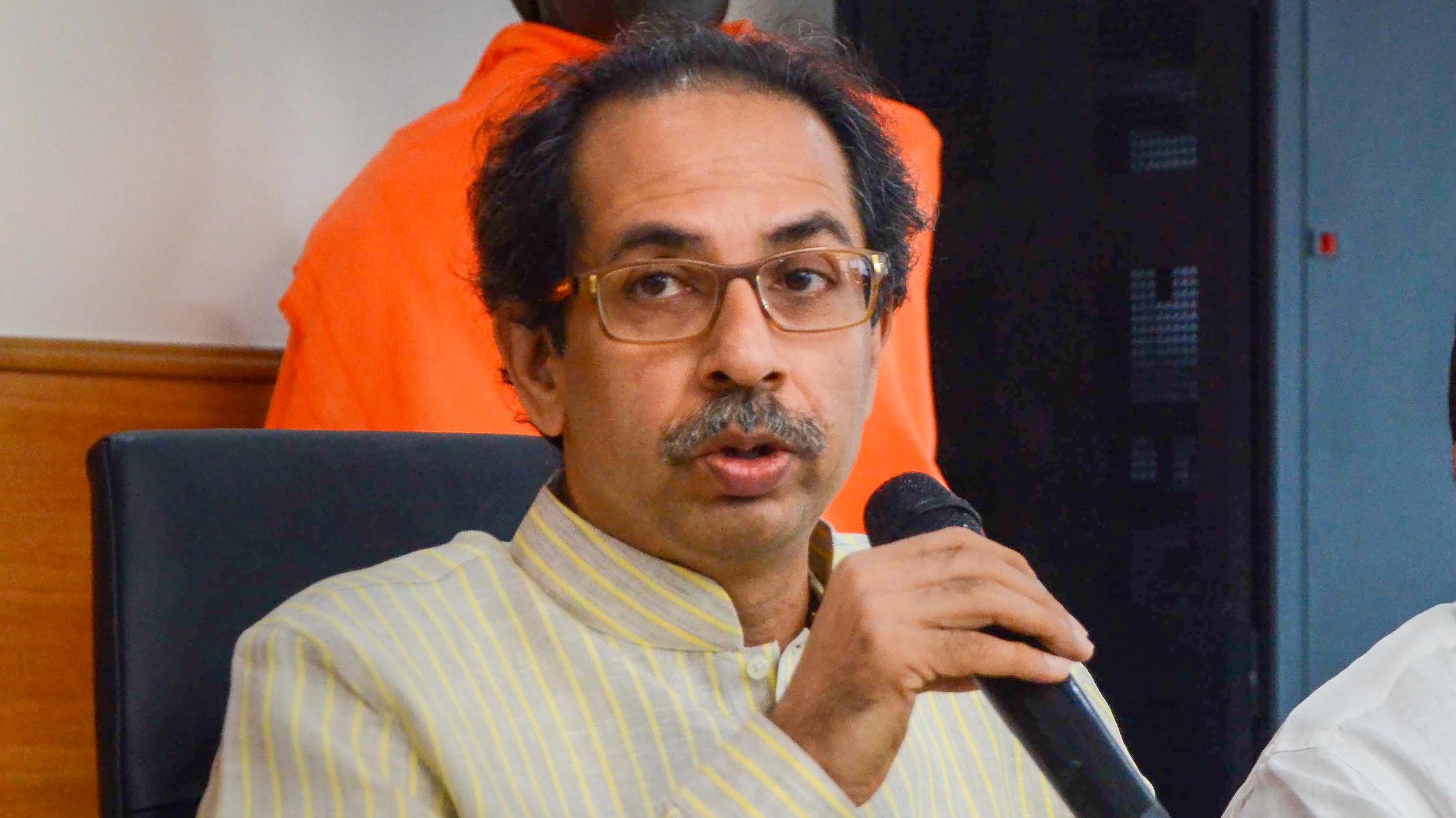 उद्धव ठाकरे ने सोमवार को उपनगर बांद्रा में अपने ‘मातोश्री’ आवास पर शिवसेना के सांसदों और विधायकों से मुलाकात की. (फाइल फोटो) उद्धव ठाकरे ने सोमवार को उपनगर बांद्रा में अपने ‘मातोश्री’ आवास पर शिवसेना के सांसदों और विधायकों से मुलाकात की. (फाइल फोटो)