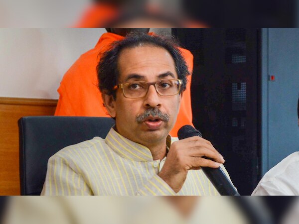 उद्धव ठाकरे ने सोमवार को उपनगर बांद्रा में अपने ‘मातोश्री’ आवास पर शिवसेना के सांसदों और विधायकों से मुलाकात की. (फाइल फोटो)