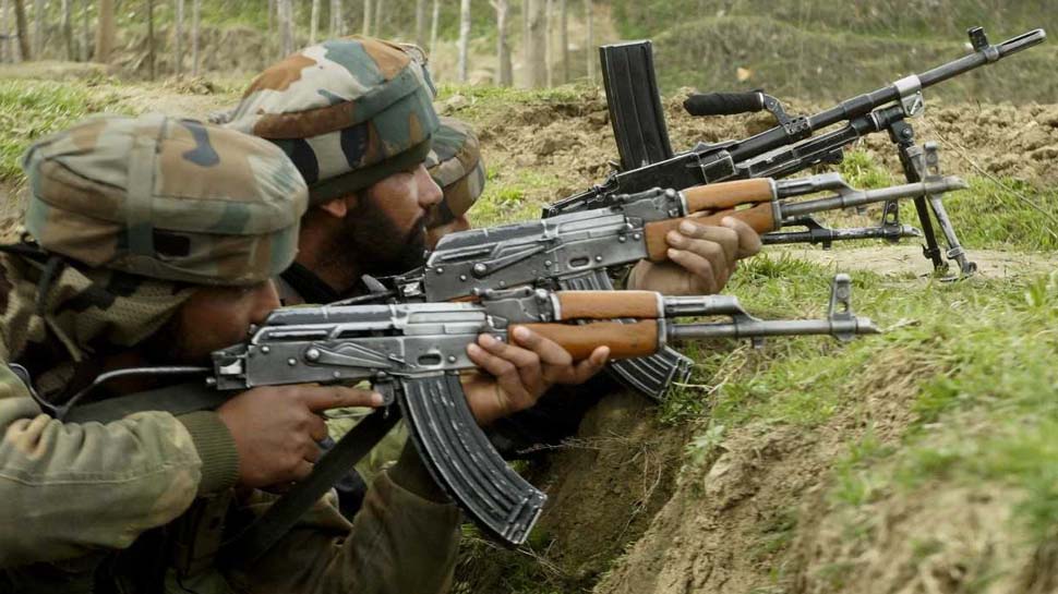 कश्मीर घाटी में हथियारों की कमी से जूझ रहे आतंकी, बौखलाहट में कर रहे लूटपाट