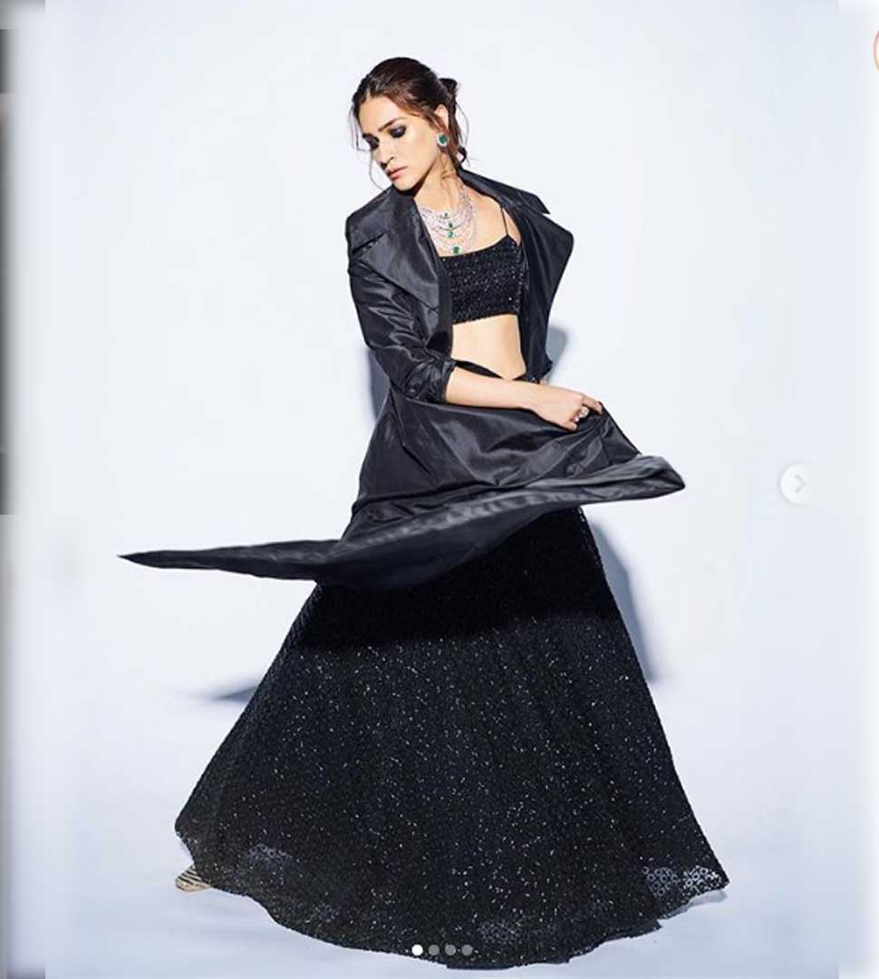 कृति ने कहा, Kriti in black