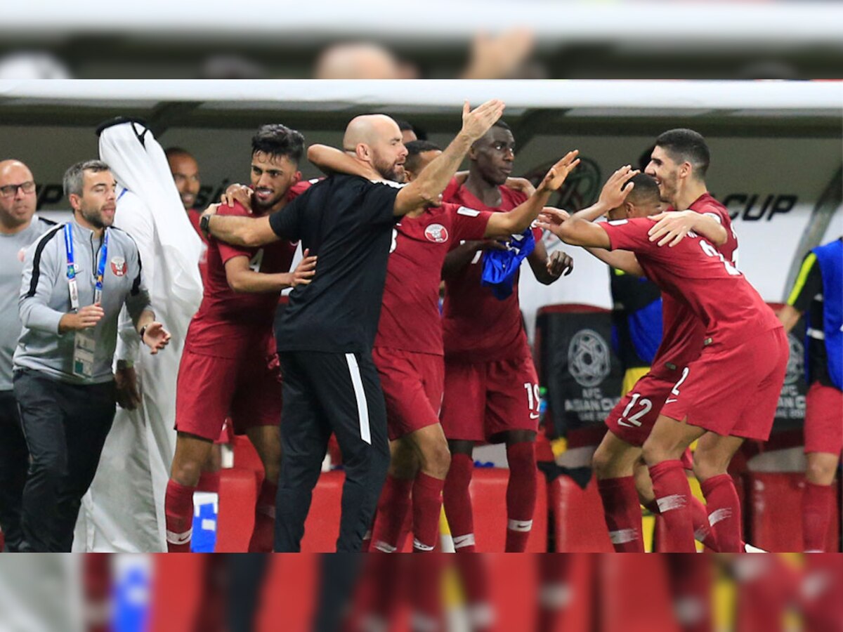 एफसी एशिया कप के सेमी फाइनल में कतर के खिलाड़ियाों के दर्शकों ने काफी हूट किया.  (फोटो: Reuters)