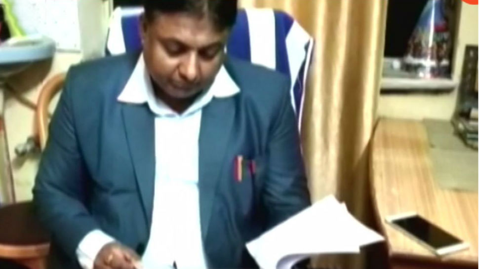 लखीसराय: निलंबन से नाराज बीडीओ ने दी धर्म परिवर्तन की चेतावनी, RJD-JDU ने कहा कुछ ऐसा लखीसराय: निलंबन से नाराज बीडीओ ने दी धर्म परिवर्तन की चेतावनी, RJD-JDU ने कहा कुछ ऐसा