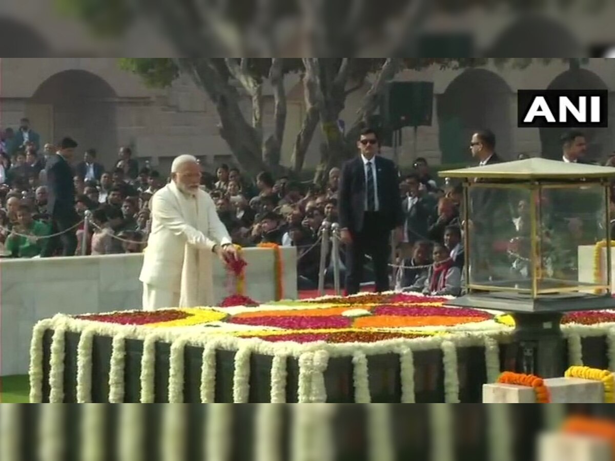 महात्‍मा गांधी के समाधिस्‍थल पर उन्‍हें दी गई श्रद्धांजलि. फोटो ANI