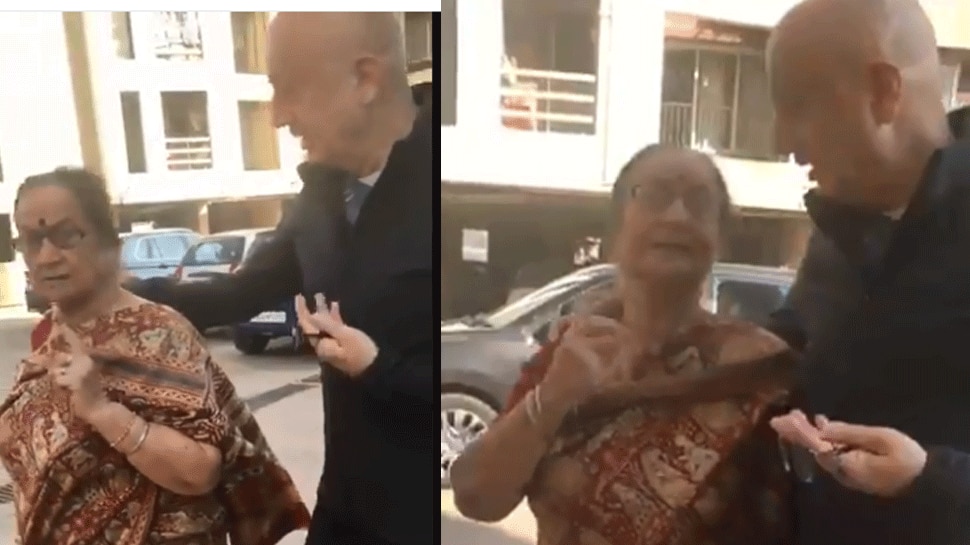 VIDEO: अनुपम खेर को पड़ी मां से फटकार, गुस्से में बोली- 'तुझसे तो अनिल कपूर...'