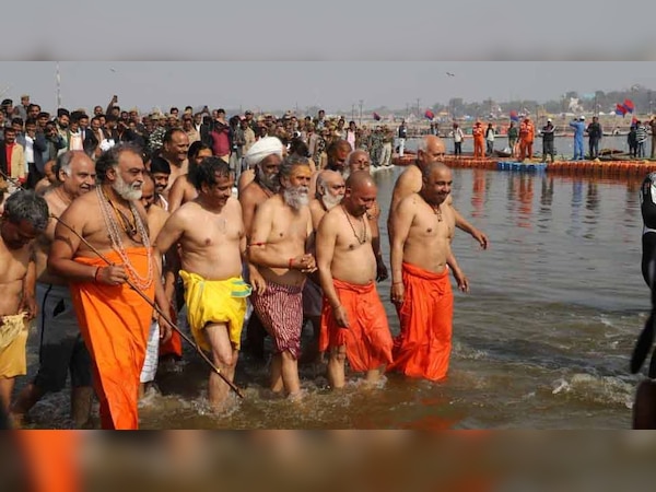 शशि थरूर ने योगी कैबिनेट के मंत्रियों के कुंभ में स्नान करने पर कमेंट किया है.