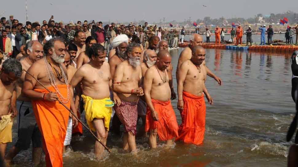 शशि थरूर ने योगी कैबिनेट के मंत्रियों के कुंभ में स्नान करने पर कमेंट किया है. शशि थरूर ने योगी कैबिनेट के मंत्रियों के कुंभ में स्नान करने पर कमेंट किया है.