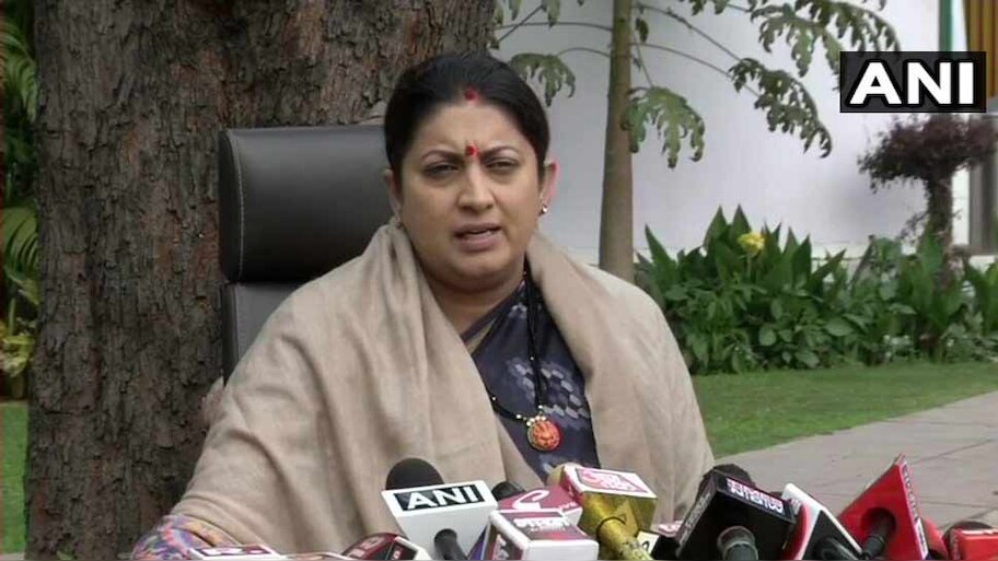 शशि थरूर ने हिंदुओं का अपमान किया है, जनेऊधारी राहुल गांधी जवाब देंः स्मृति ईरानी