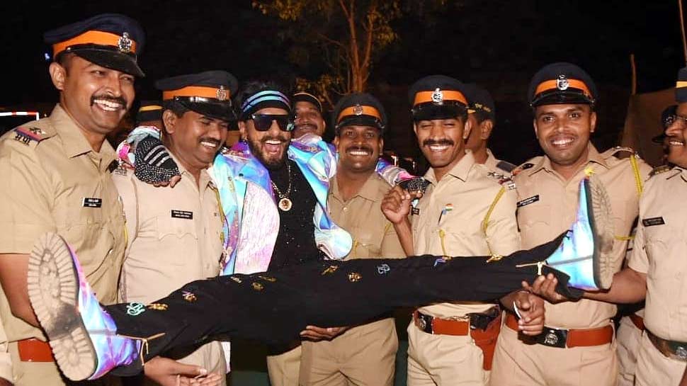 जब पुलिसवालों ने रणवीर सिंह को उठाया गोद में, फैंस कर रहे सोशल मीडिया पर TROLL