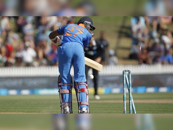 खलील अहमद पांच रन बनाकर जेम्श नीशम की गेंद पर बोल्ड हुए. वे इस पारी में बोल्ड होने वाले अकेले भारतीय रहे.  फोटो: IANS) 