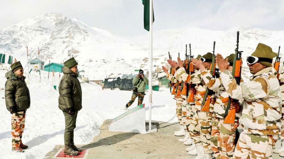 किरन रिजिजू ने -40 डिग्री में तैनात जवानों का बढ़ाया हौसला, बर्फ पर दौड़ाया स्नो स्कूटर किरन रिजिजू ने -40 डिग्री में तैनात जवानों का बढ़ाया हौसला, बर्फ पर दौड़ाया स्नो स्कूटर