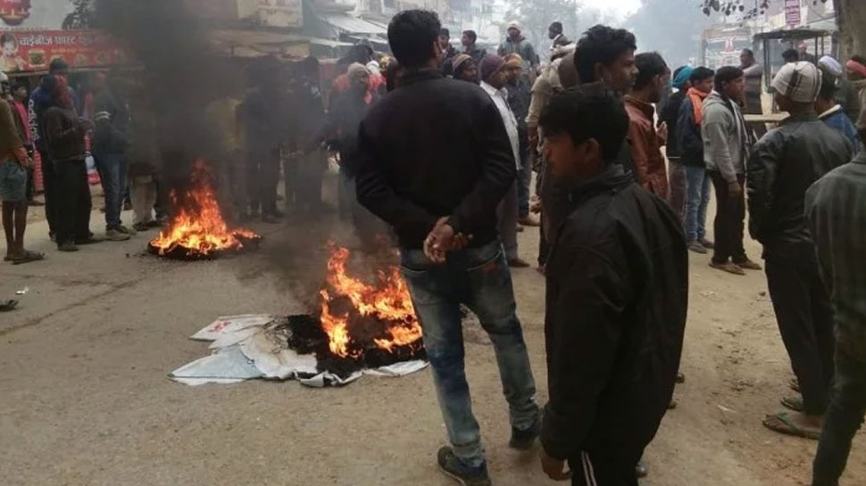 आजमगढ़ में आंबेडकर की प्रतिमा क्षतिग्रस्त होने पर बवाल, गुस्साए लोगों की आगजनी आजमगढ़ में आंबेडकर की प्रतिमा क्षतिग्रस्त होने पर बवाल, गुस्साए लोगों की आगजनी