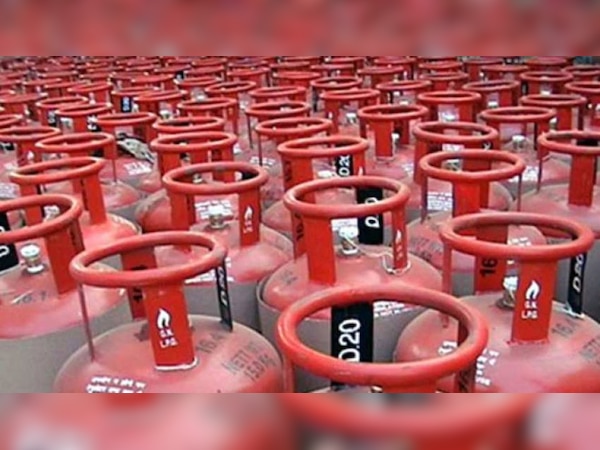 बिना सब्सिडी वाले सिलेंडर के दाम 30 रुपये घटाये गये हैं. (फाइल)