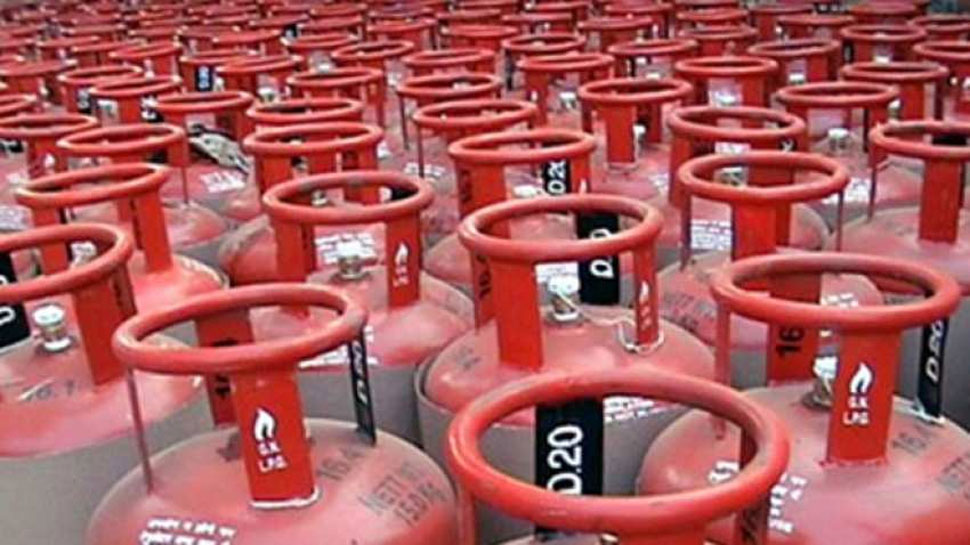बजट से पहले जनता को मोदी सरकार का तोहफा, इतने रुपये सस्ता हुआ LPG सिलेंडर बजट से पहले जनता को मोदी सरकार का तोहफा, इतने रुपये सस्ता हुआ LPG सिलेंडर