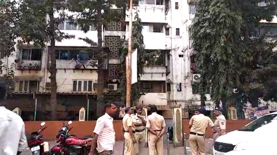 फ्लैट से आ रही थी जलने की गंध, गेट खोला तो खून से सनी मिलीं मां-बेटी की लाशें फ्लैट से आ रही थी जलने की गंध, गेट खोला तो खून से सनी मिलीं मां-बेटी की लाशें
