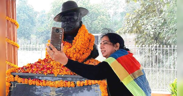 wife take selfie with statue of Martyr Colonel MN Rai photo goes viral ...