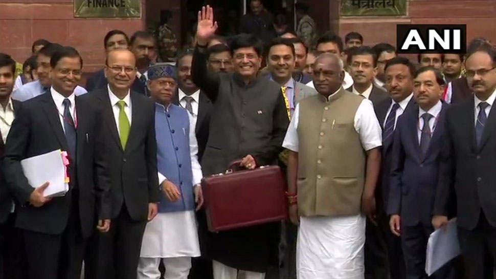 राष्ट्रपति की औपचारिक मंजूरी के बाद संसद पहुंचे पीयूष गोयल, 11 बजे पेश होगा बजट राष्ट्रपति की औपचारिक मंजूरी के बाद संसद पहुंचे पीयूष गोयल, 11 बजे पेश होगा बजट