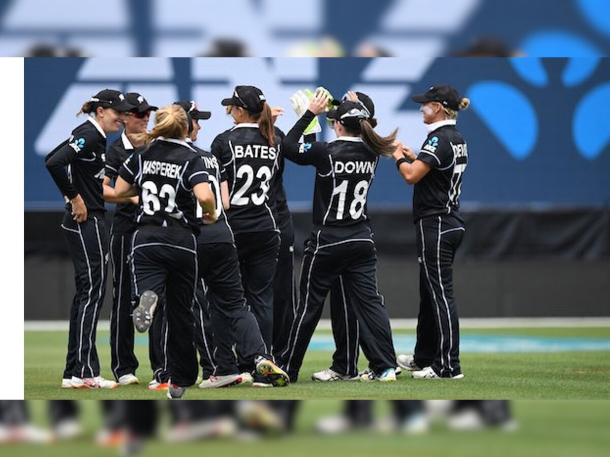 न्यूजीलैंड महिला क्रिकेट टीम ने तीसरे वनडे में टीम इंडिया को 8 विकेट से हरा दिया.   (फोटो : Twitter/@WHITE_FERNS)