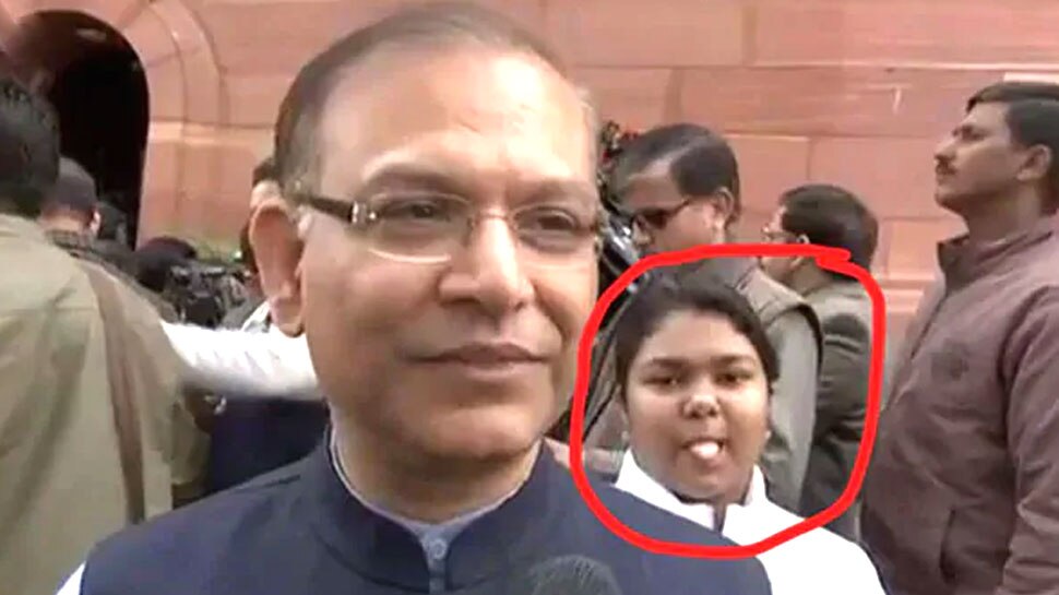 VIDEO: जूनियर सिन्हा के पीछे खड़ी लड़की ने दिखाई जीभ, लोग बोले- पिता यशवंत सिन्हा ने भेजी होगी