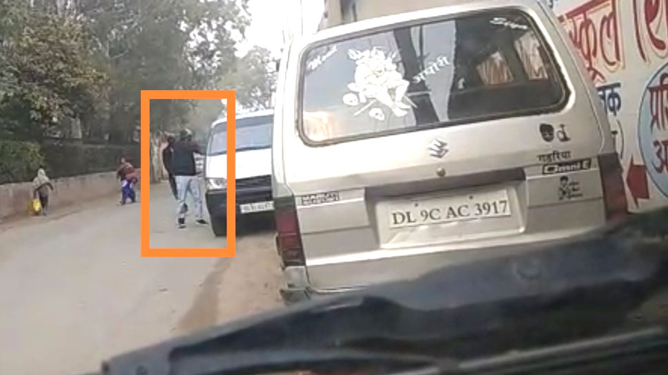 VIDEO: बेखौफ बदमाशों ने कार ड्राइवर की कनपटी पर मारी गोली, मोबाइल में रिकॉर्ड हुई वारदात