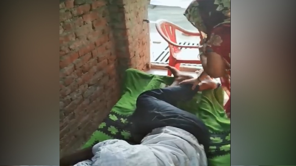 VIRAL VIDEO: पति के पैर दबाते-दबाते महिला ने किया ऐसा काम, देखकर उड़ जाएंगे आपके होश