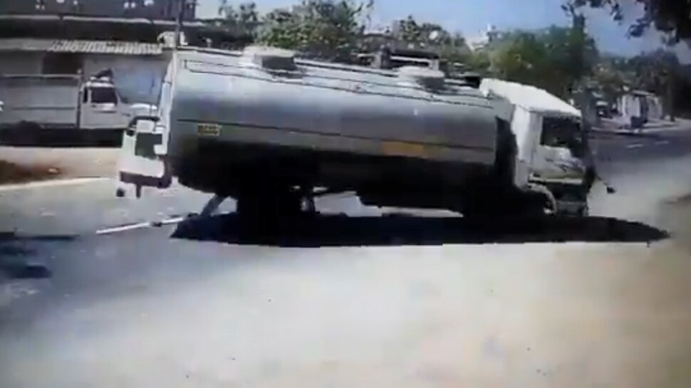 VIDEO: जब ट्रक ड्राइवर ने अचानक 180 डिग्री पर मोड़ दिया ट्रक, लोग बोले- ये तो 'स्टंटमैन' है