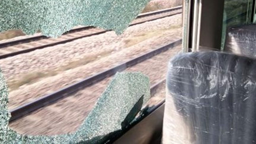 बदमाशों ने ‘ट्रेन 18’ पर पत्थर फेंक फोड़ दिए शीशे, पहले भी हो चुकी ऐसी घटना