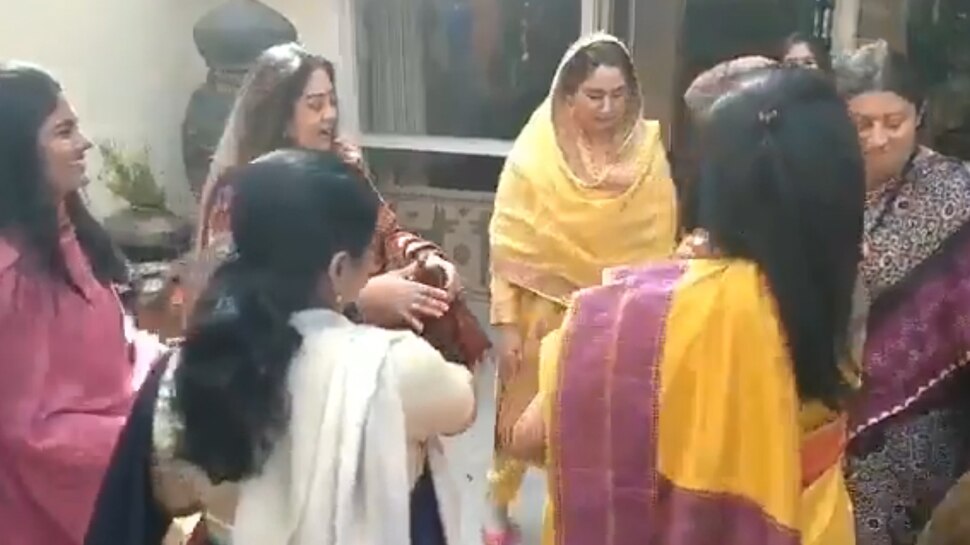 स्मृति ईरानी ने किरण खेर और हरसिमरत कौर के साथ किया गिद्दा, Video हुआ Viral