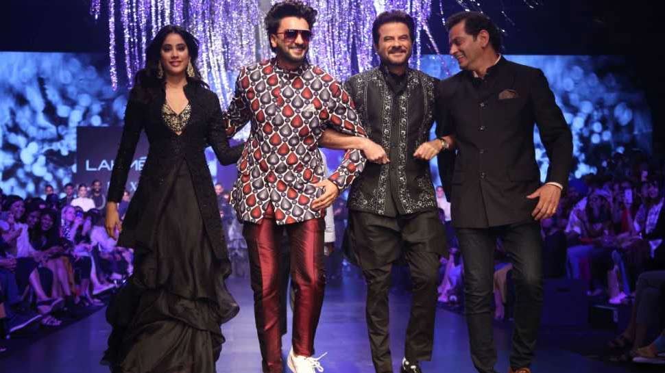 लैक्मे फैशन वीक के दौरान अनिल कपूर और रणवीर सिंह Anil Kapoor walks the ramp with Janhvi Kapoor