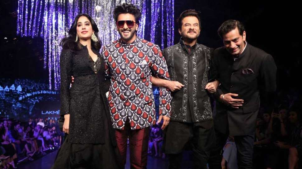 रणवीर सिंह ने अनिल का जोरदार स्वागत किया Anil Kapoor walks the ramp with Janhvi Kapoor