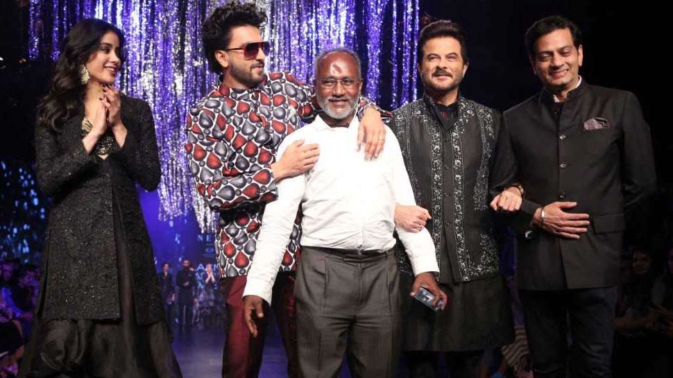 इंस्टाग्राम पर वीडियो वायरल Anil Kapoor walks the ramp with Janhvi Kapoor