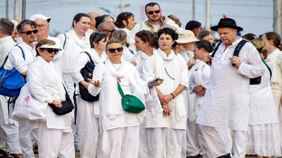 विदेशियों ने भी बढ़-चढ़कर हिस्सा लिया Foreigners also took part in the