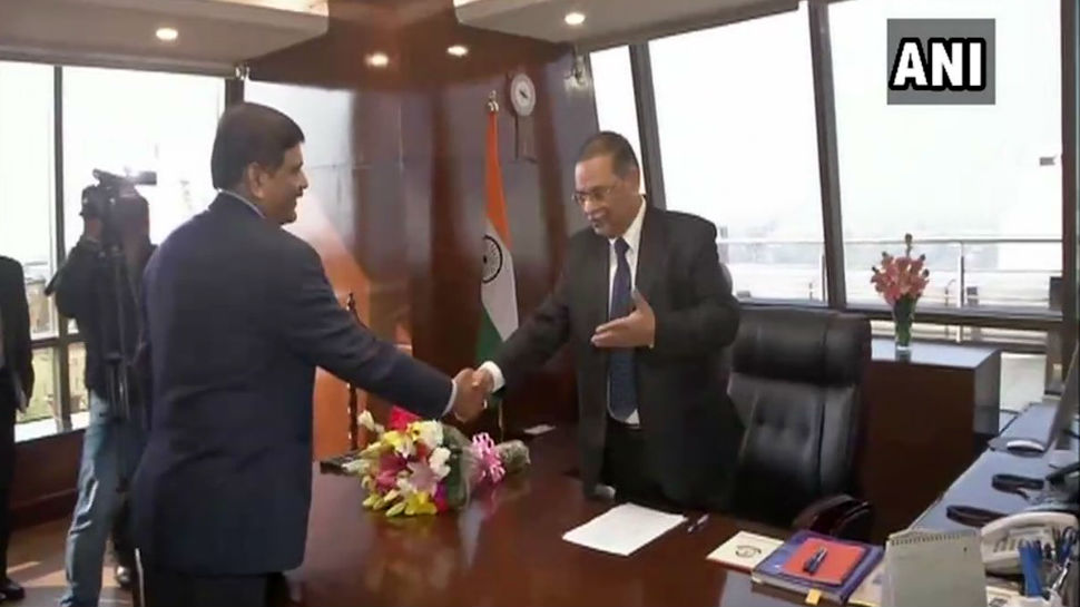 ममता बनर्जी Vs सीबीआई विवाद बीच ऋषि कुमार शुक्ला ने संभाला CBI निदेशक का पद ममता बनर्जी Vs सीबीआई विवाद बीच ऋषि कुमार शुक्ला ने संभाला CBI निदेशक का पद