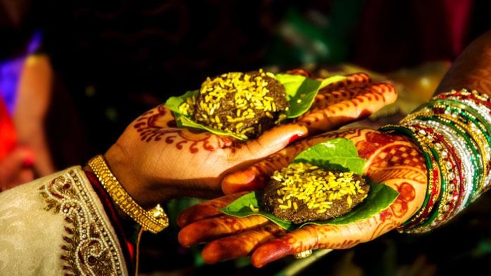 डिप्टी कलेक्टर ने रचाई अनोखी शादी, संविधान को साक्षी मानकर दोस्त को बनाया जीवनसाथी